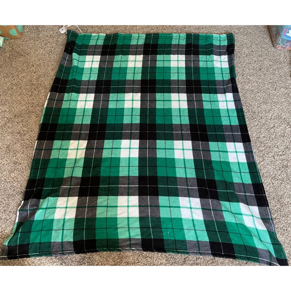 Plaid Fleece Throw Plush Blanket 58” x 47” EUC